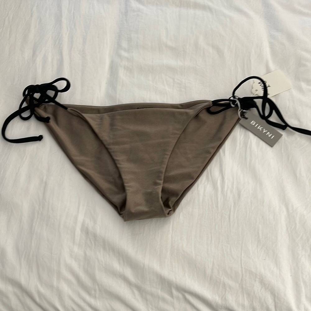 Bikyni bottom NWT in a versatile brown hue with black strings